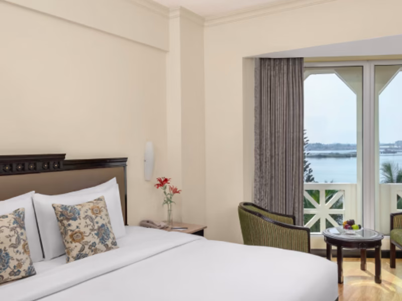 Executive Sea View Room King Bed (Vivanta Ernakulam)